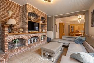 Voor meer info en foto’s, surf naar www.swevers.be – In Kwaadmechelen vind je deze gesloten bebouwing met een verrassend ruime indeling en tal van mogelijkheden voor wie op zoek is naar een comfortabele gezinswoning. De woning werd gebouwd in 1952 en beschikt over een bewoonbare oppervlakte van circa 239 m² op een perceel van 431 m². Binnenin geniet je van een praktische structuur met meerdere leefruimtes en vier slaapkamers.<br />Via de inkomhal bereik je op het gelijkvloers een aparte bureauruimte, ideaal als thuiswerkplek. Verder kom je in een ruime woonkamer die aansluit op een tweede zithoek, waardoor verschillende indelingen mogelijk zijn. Centraal ligt de keuken van 14,94 m², met aansluitend een wasruimte, badkamer en apart toilet. Daarnaast zijn er nog een werkplaats, berging en een ruime garage van 28,49 m².<br />Op de eerste verdieping bevinden zich twee ruime slaapkamers van 22,27 m² en 14,02 m². De tweede verdieping telt nog twee extra kamers van 13,60 m² en 11,87 m², ideaal als kinder-, logeer- of hobbykamer. Extra bergruimte vind je in de kelder van 11,56 m².<br />De zuidgerichte tuin zorgt voor veel zon en biedt mogelijkheden om een aangename buitenruimte te creëren. De ligging is bovendien erg praktisch: winkels op 500 meter, scholen en restaurants op ongeveer 1 km, openbaar vervoer op 15 meter en de snelweg op slechts 3 km. Een interessante woning met veel ruimte en potentieel voor gezinnen. Voor meer informatie, bel 011 255 155. Bron bewoonbare oppervlakte: EPC – verslag.