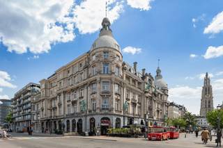 Een investeringskans met zeldzame erfgoedwaarde, op één van de meest strategische locaties van Antwerpen: in het iconische Hansahuis bevindt zich een polyvalente verdieping / authentiek bureel van 420 m², gelegen op een absolute toplocatie aan de Scheldekaaien en de Grote Markt.<br /><br />Het Hansahuis werd voltooid in 1903 en is een markant hoekgebouw op de as van de Ernest Van Dijckkaai, Suikerrui en Kaasstraat. Het werd ontworpen door Joseph Hertogs, één van de meest toonaangevende Antwerpse architecten van zijn tijd, en groeide uit tot een tastbare uitdrukking van de economische bloei die Antwerpen aan het begin van de 20ste eeuw kenmerkte. Vandaag geldt het gebouw als beschermd monument en als een herkenbaar baken binnen het historisch stadscentrum.<br /><br />De statige gevel en torenaccenten, rijke detaillering en het sculpturale karakter geven dit prachtige gebouw een uitstraling die tot op vandaag nog altijd indruk maakt. Dit is geen klassieke kantoorruimte, maar een eigendom met uitgesproken identiteit en een blijvende prestigewaarde.<br />Binnenin bevinden zich authentieke elementen zoals parketvloeren, houten lambriseringen en hoge dubbele deuren. De salons worden gecombineerd met meer eigentijdse werkplekken en vergaderruimtes. Die mix maakt het pand bijzonder geschikt voor wie zoekt naar een locatie met uitstraling, geschiedenis en functionele inzetbaarheid.<br /><br />Neem contact en ontdek het potentieel van dit uitzonderlijke eigendom.