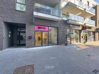 Centraal gelegen handelspand in recent gebouw met veel passage!<br /><br /><strong>INDELING:<br /><u><em>Gelijkvloers:</em></u></strong><br />Handelsruimte - kitchenette (o.a. met spoelbak, microgolfoven en frigo) - ruim toilet (met lavabo).<br /><br /><u><strong>Opmerkingen:</strong></u><br />- Recent gebouw!<br />- Onmiddellijk instapklaar.<br />- Airco aanwezig.<br /><br />De vermelde prijs is excl. onroerende voorheffing (forfait 1m) en gemene kosten (€50/m).<br /><br />Interessant gelegen handelspand in gebouw met UITSTRALING in het HARTJE van Roeselare! Zeer geschikt voor mensen met een vrij beroep, kappers, nagelstudio, boetiek ... Aarzel zeker niet om ons te contacteren voor verder info of een bezoek ter plaatse: 051/817.817 - info@centro.be.