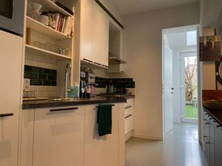 <p><strong>Welkom in deze charmante woning in de René Carelsstraat 4 in Borgerhout. Een huis waar ruimte, licht en comfort centraal staan – en waar je elke dag opnieuw met plezier thuiskomt. Gelegen in een levendige buurt, met alles binnen handbereik, combineert deze woning het beste van stadsleven met een oase van rust dankzij de zalige grote tuin.</strong></p><p></p><p><strong>Binnenkomen en thuiskomen</strong><br />Via de inkomhal betreed je de woning, waar je meteen voelt dat alles hier piekfijn in orde is. Hier vinden we ook het aparte gastentoilet en de toegang naar de kelder, ideaal voor extra opbergruimte.</p><p></p><p><strong>Leven en koken in stijl</strong><br />De lichtrijke leefruimte sluit naadloos aan op de grote open keuken, die volledig uitgerust en instapklaar is. Dit is dé plek waar koken en gezellig samenzijn samenkomen.</p><p></p><p><strong>Rust en comfort boven</strong><br />Op de eerste verdieping bevinden zich twee ruime slaapkamers, die je volledig naar eigen wens kan inrichten. De badkamer is royaal en praktisch ingericht, met een dubbele lavabo, inloopdouche én toilet.</p><p></p><p><strong>Genieten in het groen</strong><br />En dan dé absolute troef: de grote, zonnige tuin. Een plek waar je kan ontspannen, aperitieven, tuinieren of gewoon genieten van de buitenlucht. Hier ontsnap je even aan de drukte van de stad, zonder die echt te verlaten.</p><p></p><p>Kortom: een instapklare woning met veel licht, ruimte en een fantastische tuin op een toplocatie in Borgerhout. De woning is beschikbaar vanaf 1 oktober. De nutsvoorzieningen (water, gas en elektriciteit) dienen door de huurder zelf afgesloten te worden.</p><p></p><p>Overtuigd? Plan een bezoek in!</p>