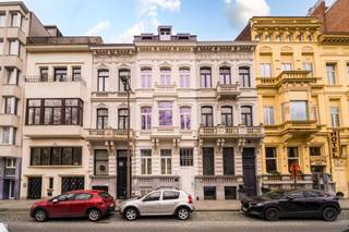 <p><span>Volledig gerenoveerd 2 slkr appartement op toplocatie in Antwerpen</span></p>
<p><span>Welkom op de </span><span>Amerikalei 111</span><span>, waar stijl en comfort samenkomen in dit prachtige, volledig gerenoveerde appartement. Gelegen op de eerste verdieping van een statige woning, geniet je hier van een hoogwaardige afwerking en een uitstekende ligging in het hart van Antwerpen.</span></p>
<p><span>Bij binnenkomst word je verwelkomd in een lichtrijke open leefruimte, waar de ruime living, een grote eettafel en een moderne open keuken met alle inbouwtoestellen perfect in harmonie samenkomen. Dankzij de grote raampartijen baadt de woonkamer in natuurlijk licht, wat zorgt voor een aangename en open sfeer.</span></p>
<p><span>Praktisch wonen staat hier centraal: in de inkomhal bevinden zich ingemaakte kasten die een overvloed aan opbergruimte bieden. Verder beschikt het appartement over een apart gastentoilet en een stijlvolle badkamer met een grote inloopdouche en een lavabo in meubel.</span></p>
<p><span>De twee ruime slaapkamers bieden tal van mogelijkheden, ideaal voor een gezin, een koppel of als thuiskantoor.</span></p>
<p><span>Troeven:</span><span><br />-</span><span>Volledig gerenoveerd in 2025:</span><span> instapklaar!<br />-</span><span>Lichtovergoten leefruimte</span><span> met open keuken<br />-</span><span>Gunstig EPC</span><span> en </span><span>conforme elektrische keuring</span><span><br />-</span><span>Lage gemeenschappelijke kosten</span><span><br />-</span><span>Uitstekende ligging</span><span> vlak bij winkels, restaurants en openbaar vervoer</span></p>
<p><span>Dit appartement combineert </span><span>modern comfort</span><span> met een </span><span>toplocatie</span><span> en is een buitenkans voor wie op zoek is naar </span><span>kwaliteitsvol wonen in Antwerpen</span><span>.</span></p>