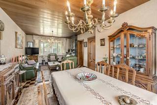 <p>Op zoek naar een woning die je naar eigen smaak kan opfrissen en moderniseren? Dan is deze halfopen bebouwing in het rustige Outrijve zeker een bezoek waard.</p><p></p><p>De woning is gelegen op een mooi perceel van <strong>619 m²</strong>. Op het gelijkvloers bevinden zich de inkomhal, een lichtrijke leefruimte met eetplaats, een ruime keuken en een aangename veranda met zicht op de tuin.</p><p></p><p>Op de verdieping zijn er <strong>3 slaapkamers</strong> en een badkamer aanwezig.</p><p></p><p>Buiten geniet je van een <strong>grote tuin</strong>, een aparte garage, een ruime buitenberging en een lange oprit met voldoende parkeergelegenheid.</p><p></p><p>De woning werd gebouwd in <strong>1960</strong> en biedt dankzij haar praktische indeling en mooie buitenruimte heel wat mogelijkheden voor wie op zoek is naar een gezellige gezinswoning met potentieel.</p><p></p><p><strong>Troeven:</strong><br />✔ Perceel van 619 m²<br />✔ 3 slaapkamers<br />✔ Veranda met zicht op de tuin<br />✔ Grote tuin<br />✔ Garage en ruime buitenberging<br />✔ Oprit met meerdere parkeerplaatsen<br />✔ Rustige ligging in Outrijve (Avelgem)</p><p></p><p><strong>Interesse? Contacteer Chiara voor meer informatie of een bezoek ter plaatse.</strong></p>