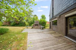 Deze bijzonder knappe en originele woning geniet van een uitzonderlijke ligging in het charmante Hoegaarden, een gemeente die bekendstaat om haar groene karakter, aangename woonomgeving en uitstekende bereikbaarheid. De woning werd met veel aandacht voor architectuur, ruimte en licht ontworpen en biedt een unieke woonbeleving voor wie op zoek is naar een eigendom met karakter.<br /><br />De grote, mooie aangelegde tuin vormt een absolute blikvanger en biedt een uitzonderlijk weids uitzicht dat zorgt voor een gevoel van rust, ruimte en privacy. Een zeldzame troef die deze woning een bijzonder exclusieve uitstraling geeft.<br /><br />Binnen ontdekt u royale leefruimtes met onder meer een ruime eetkamer en een gezellige zitkamer, ideaal voor sfeervolle familiemomenten of het ontvangen van gasten. De woning beschikt bovendien over vijf volwaardige slaapkamers, waardoor ze perfect geschikt is voor een groot gezin of voor wie extra ruimte wenst.<br /><br />Een bijzondere meerwaarde is het volledig afgescheiden gedeelte voor een vrij beroep of zelfstandige activiteit. Dit omvat een aparte inkomhal met wachtkamer, een bureel en een praktijkruimte, waardoor wonen en werken op een professionele en comfortabele manier gecombineerd kunnen worden.<br /><br />De woning dient opgefrist/gerenoveerd te worden om ze volledig af te stemmen op de hedendaagse woonnormen van 2026. Dankzij haar uitzonderlijke architectuur, de royale volumes, de unieke tuin en de veelzijdige indeling biedt deze eigendom een bijzonder potentieel om uit te groeien tot een hedendaagse droomwoning met behoud van haar originele karakter en uitstraling.<br /><br />Een zeldzame kans voor wie op zoek is naar een karaktervolle woning op een prachtige locatie in Hoegaarden.