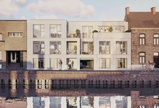 Residentie Kadezicht is een kleinschalig en energiezuinig woonproject met zes appartementen, prachtig gelegen in de Sasstraat, langs de Veurnevaart en op wandelafstand van het centrum van Veurne. De residentie combineert een rustige ligging aan het water met het comfort van alle dagelijkse voorzieningen vlakbij. Winkels, horeca, openbaar vervoer en het historische stadscentrum bevinden zich op korte afstand, terwijl ook de kust en de groene omgeving van de Westhoek vlot bereikbaar zijn.<br /><br />Dit appartement beschikt over twee slaapkamers en geniet van een aangename tuin met terras. Dankzij de doordachte indeling, de ruime leefruimte en de energiezuinige technieken is dit een ideale woonst voor wie comfortabel en zorgeloos wil wonen op een centrale locatie.<br /><br />Indeling:
<ul><li>Inkomhal</li><li>Ruime leefruimte met open keuken</li><li>Praktische berging</li><li>2 slaapkamers</li><li>1 badkamer en een apart toilet</li><li>Tuin met terras</li></ul>
<br />Extra troeven:
<ul><li>Kleinschalige residentie met 6 appartementen</li><li>Energiezuinig wonen met warmtepomp en zonnepanelen</li><li>West gerichte buitenruimte</li><li>Gelegen langs de Veurnevaart</li><li>Op wandelafstand van het centrum van Veurne</li><li>Mogelijkheid tot aankoop van een privatieve garagebox</li></ul>
Interesse in wonen in Residentie Kadezicht? Neem gerust contact met ons op voor meer informatie.
<p> &#128222; 058 31 58 58<br /> &#128231; hanne.huyghe@era.be</p>