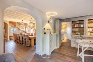 Deze charmante villa met een hoogwaardige afwerking beschikt over 180 m² bewoonbare oppervlakte en is gelegen op een perceel van 210m² in een rustige woonwijk.<br />De woning beschikt over een ruime woonkamer met parket, ingemaakte tv-kast en houtkachel, en een indrukwekkende leefkeuken van maar liefst 50 m² met rood marmeren werkblad en aansluitende eetruimte met gashaard. Verder bevinden zich op het gelijkvloers een ruime slaapkamer met gashaard, een stijlvolle marmeren ensuite badkamer met ligbad en inloopdouche en een dressing met massief houten kasten.<br />Op de eerste verdieping bevindt zich een cinemazaal met surround systeem, die eveneens als tweede slaapkamer kan worden ingericht.<br />Buiten geniet je van een zuidgericht terras en een tweede terras aan de zijkant van de woning.<br />Troeven: 12 zonnepanelen, parketvloeren, centrale verwarming op aardgas, surround systeem doorheen de woning, alarmsysteem en regenwaterput van 3.000 liter.<br />Een bijzondere woning met een unieke combinatie van karakter, comfort en hoogwaardige materialen.<br />Plan vandaag nog uw bezoek en ontdek Kiekenhaag 46 zelf.