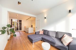 <p>Hier woon je letterlijk tussen de stad en het park – met het Rivierenhof op wandelafstand als jouw groene toevluchtsoord. Een ideale uitvalbasis voor professionals die kwaliteit zoeken.</p><p>Een ligging vol leven en gemak. Op de grens van Antwerpen en Borgerhout, met alles binnen handbereik: winkels, supermarkten, hippe koffieplekken, gezellige eetadresjes en openbaar vervoer voor de deur. De Antwerpse Ring en het Centraal Station zijn vlot bereikbaar – ideaal voor pendelaars of wie houdt van een goed verbonden stadse levensstijl.</p><p>•    Gemeubeld<br />•    Groene tuin<br />•    92 m² lichtrijke woonruimte<br />•    EPC-label C – elektriciteit conform</p><p>De open woonkeuken is het hart van het appartement, voorzien van moderne witte kasten, inbouwapparatuur en een functioneel keukeneiland dat naadloos aansluit bij de ruime zithoek. Natuurlijk licht stroomt binnen en creëert een aantrekkelijke, gastvrije sfeer. De houten vloeren geven het geheel warmte en karakter.<br />De walk-in closet met ingebouwde kastsystemen leidt naar de slaapkamer aan de rustige achterzijde. Aansluitend bevindt zich de luxe badkamer met inloopdouche die aanvoelt als een mini-spa.</p><p>Kers op de taart is de groene tun waar het zalig vertoeven is.</p><p>Interesse? <br />Gelieve uw gegevens in te vullen onderaan de advertentie bij de bezoekaanvraag op onze website www.sinjoor.be. De dossierverantwoordelijke zal nadien zo snel mogelijk contact met u opnemen.</p>