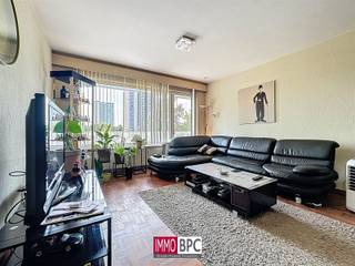 <p><span>An opportunity for those who want to make their own mark! Are you handy or do you dream of decorating your home completely to your own taste and style? Then this centrally located apartment of about 75 m² to renovate is exactly what you are looking for!</span></p><p><span>Conveniently located with easy access to the Ring and the center of Brussels, this apartment offers not only two full bedrooms, a bright living room of 29 m², a separate kitchen of 8 m², bathroom and toilet, but also a south facing terrace of 18 m² with a beautiful open view.</span></p><p><span>Here you choose the kitchen, bathroom, floors and finishes yourself without compromises or adjustments to someone else's style. Perfect for those who value freedom, creativity and character.</span></p>