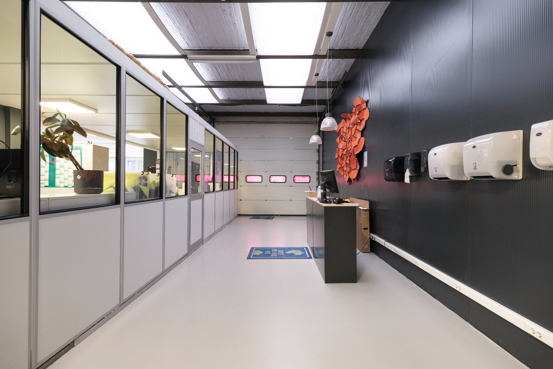 TE HUUR: Magazijn/loods met ingebouwde kantoren - foto 5