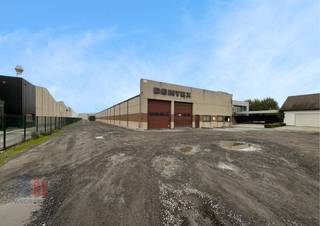 Ruim magazijn met bijhorend kantoor op uitstekende locatie in de industriezone van Kruisem. Met een totale oppervlakte van 7.235 m² opslagruimte...