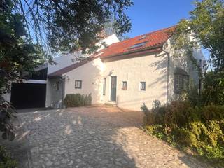 <br />°<strong> idyllisch 19e eeuws LANDHUIS</strong><br />° <u><strong>UNIEKE LIGGING</strong></u> in het heuvelend <strong>natuurgebied "Mene- en Jordaanvallei"</strong><br />(90.000 m2 stilte-gebied met prachtige wandel- en fietsroutes )<br /><br />° geen gewone woning, maar een zeldzame eigendom met een <u><strong>ZIEL !</strong></u><br /><br />-----------------------------------------------------------------------------------------------------------------<br />° op 6 minuutjes HOEGAARDEN en BOUTERSEM<br /> (oprit E40 en treinstation (lijn Hasselt-Leuven)<br />° LEUVEN op slechts 15 min <br />° op 12 min HAASRODE / TIENEN<br />° BRUSSEL op 25 min<br />° scholen op fietsafstand (oa Sint-Janscollege te MELDERT)<br />---------------------------------------------------------------------------------------------------------------<br />° <strong>absolute RUST en PRIVACY:</strong><br />---> midden heuvelend landschap<br />---> nauwelijks autoverkeer (slechts enkele bewoners in de straat) ,<br />ook geen geluid van autostrade, .......... !<br /><br />° <strong>veel CHARME:</strong> eiken balken, planken vloeren, oude deuren, houtkachel, ...<br /><br />------------------------------------------------------------------------------------------------------------------<br /><u>GELIJKVLOERS</u>:<br />° traphal met zithoek (14 m2)<br />° 2e inkomhal<br />° lichtrijk <u><strong>BUREAU </strong>of<strong> KAMER </strong>of<strong> 2e LIVING</strong></u> (13 m2)<br />° <u><strong>2e kleine kamer/bureau</strong></u> (6 m2)<br /><br />° gezellige lichtrijke <u><strong>LIVING</strong></u> (42 m2):<br />-- houtkachel<br />-- autentieke houten vloer<br />-- mooi uitzicht naar tuin<br /><br />° volledig ingerichte<u><strong> KEUKEN</strong></u><br />-- NIEUW van juni 2026 (nooit gebruikt)<br />-- aparte <u><strong>EETHOEK</strong></u> / zithoek<br /><br />° gastentoilet<br />° speel- of hobbyhoekje (5 m2)<br /><br />° BERGING / WASPLAATS<br />° GARAGE<br />------------------------------------------------------------------------------------<br /><u>1e VERDIEPING</u>: <br />° master-bedroom (40 m2) <br />-- eigen badkamer (douche) <br />-- dressing<br /><br />° KAMER 2 (12 m2) met lavabo<br />° KAMER 3 (20 m2) met lavabo en ingemaakte kasten<br /><br />° BADKAMER 2 (ligbad + douche) <br />° ruime HAL met ZITHOEK (18 m2)<br />------------------------------------------------------------------------------------<br /><u>DIVERSEN</u>:<br />° mooie houten vloeren in meeste ruimtes (parket of oude planken)<br />° wijnkelder<br />° zonnepanelen<br />° laadpaal voor elektrische wagen<br /><br />° <u><strong>mooie TUIN :</strong></u><br />-- 100 % privacy <br />-- met waterpartij en bron (veilig omheind voor kinderen)<br />-- onderhoudsvriendelijk (het snoeien van de hagen gebeurt door de eigenaar )<br /><br />° <u><strong>BIJGEBOUW</strong></u><br />-- volledig gerenoveerd (niet verwarmd)<br />-- ideaal als hobbyruimte, bureau, extra ontvangstruimte tijdens de zomermaanden, .....<br />-------------------------------------------------------------------------------------------<br />° een woning met deze charme en unieke ligging<br /> komt slechts zelden op de verhuurmarkt !<br />-------------------------------------------------------------------------------------------<br /><br /><br /><br /><br /><br />