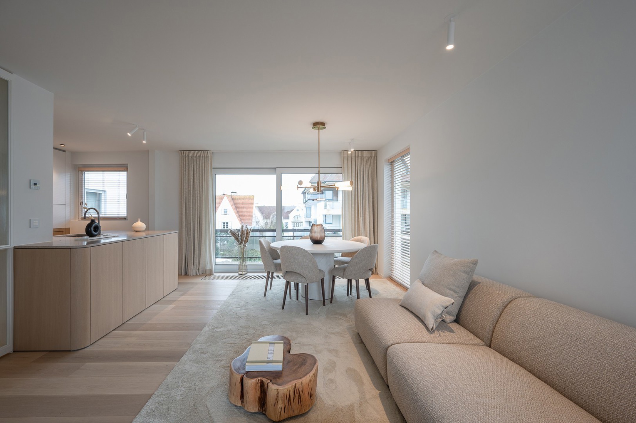 Luxueus gerenoveerd hoekappartement met zeezicht vlakbij de wandeldijk in het Zoute. - foto 5