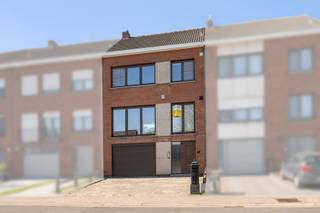 KIJKDAG ZATERDAG 25 APRIL VAN 10.30 - 12U. MAAK JE AFSPRAAK MET BO OP 0498 74 25 28.

Gelegen in de Malehoeklaan op een boogscheut van het centrum van Sint-Kruis en met alle dagelijkse voorzieningen in de onmiddellijke omgeving, bevindt zich deze instapklare en goed onderhouden bel-étagewoning. Grote troeven zijn dat de woning asbestveilig is, een EPC-label B en een conforme elektriciteit heeft. 

Op het gelijkvloers heet de ruime inkomhal voorzien van een ingebouwde vestiairekast je welkom. Verder vinden we hier een praktische garage, een wasplaats en een polyvalente ruimte die momenteel is ingericht als bureau. Deze extra kamer biedt tal van mogelijkheden: hobbyruimte, speelkamer, praktijkruimte of eventueel een vierde slaapkamer. Verder heb je hier toegang tot de tuin.

Op het eerste verdiep bevindt zich de aangename en lichtrijke leefruimte, afgewerkt met een mooie parketvloer. De grote ramen zorgen voor een heel wat lichtinval en bieden een mooi zicht op de tuin. Aansluitend bevindt zich de praktisch ingerichte keuken. Verder  bevindt zich een bergruimte die eventueel kan worden ingericht als tweede badkamer. Via de achterdeur op dit verdiep is ook het eerste terras bereikbaar waar je aangenaam kan genieten. 

Het tweede verdiep omvat drie volwaardige slaapkamers. Daarnaast is er een verzorgde badkamer aanwezig. Bovendien is de ruime zolder bereikbaar met een schuiftrap. Deze beidt voldoende ruimte om verder ingericht te worden met extra slaapkamers.

Kortom: deze woning biedt een combinatie van ruimte, licht, comfort en potentieel, op een toplocatie!

Benieuwd naar jouw nieuwe gezinswoning? Maak snel je afspraak met Bo op 051 480 980. 