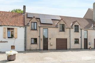 Rustig gelegen te renoveren gezinswoning met zonnige tuin en landelijk uitzicht<br /><br />Bent u op zoek naar een woning op een rustige locatie, met een mooie tuin en tal van mogelijkheden? Dan is deze woning in het landelijke Vlissegem, op korte afstand van De Haan, zeker een bezoek waard.<br /><br />De woning is goed onderhouden en vormt de ideale basis om volledig naar eigen smaak te moderniseren. Dankzij de doordachte indeling en de aangename ruimtes biedt ze heel wat potentieel voor wie comfortabel wil wonen.<br /><br />Via de inkomhal met gastentoilet bereikt u de lichtrijke leefruimte, die dankzij het hoge plafond een bijzonder ruimtelijk gevoel creëert. Het grote schuifraam geeft rechtstreeks uit op de tuin en zorgt voor een aangename verbinding tussen binnen en buiten. De afzonderlijke keuken grenst aan de leefruimte en kan, indien gewenst, eenvoudig geïntegreerd worden tot één open leefruimte. Verder beschikt de woning over een inpandige garage met aansluitende wasruimte.<br /><br />Op de verdieping bevinden zich drie volwaardige slaapkamers en een ruime badkamer, uitgerust met een ligbad, douche, toilet en wastafel. Daarnaast is er nog een praktische zolder, ideaal als extra bergruimte.<br /><br />De diepe achtertuin vormt een absolute troef. Hier geniet u in alle rust van een prachtig, open uitzicht over de achterliggende velden. Een ideale plek om te ontspannen en volop van het buitenleven te genieten.<br /><br />Interesse? Neem vandaag nog contact op met Victor van Immo Francois via victor@immofrancois.be of op 0470 64 60 28 <br /><br />