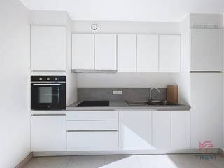 <p>Binnen het project Mench biedt dit één slaapkamerappartement een moderne en groene leefomgeving in het hart van Schaarbeek. Opgezet rond een grote gemeenschappelijke aangelegde tuin creëert het project een echte oase van rust in de stad, terwijl het perfect verbonden blijft met openbaar vervoer en voorzieningen.</p>
<p>Het appartement bestaat uit een lichte leefruimte met een open, volledig uitgeruste keuken, die een gezellige en functionele ruimte biedt. De slaapkamer, comfortabel en goed ingedeeld, garandeert rust en privacy. Een privatieve buitenruimte maakt het geheel compleet, ideaal om van mooie dagen te genieten.</p>
<p>De technische voorzieningen zijn van hoge kwaliteit: uitstekende energieprestatie met een EPC A, warmtepomp, zonnepanelen, ventilatiesysteem met dubbele flux, vloerverwarming, kwaliteitsvolle materialen en verzorgde afwerkingen. Lage provisies. Onmiddellijk beschikbaar. Mogelijkheid om een parkeerplaats te huren tegen meerprijs (met of zonder laadpaal). Oppervlaktes worden ter indicatie meegedeeld.<br /><br /></p>
<p><u>Indeling</u>:</p>
<ul>
<li>Entreehal - toilet met wastafel</li>
<li>Slaapkamer 1</li>
<li>Doucheruimte</li>
<li>Woonkamer met volledig ingerichte keuken</li>
<li>Terras</li>
</ul>