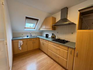 <strong>TE HUUR -</strong> <strong>Bureel</strong> - contract GEMEEN RECHT (geen hoofdverblijfplaats) - gelegen op de eerste verdieping en bestaande uit 3 aparte kamers, een grote centrale ruimte met keuken, aparte berging en badkamer met wastafel, meubel, ligbad met douchekraan en wc. 8 staanplaatsen op de parking. Gelegen in centrum Eizeringen, op het "Nelleken". Te gebruiken als bureel of kantoor.<br />Contract volgens gemeen recht - geen woninghuur.<br />Huurprijs per maand: 890euro. Interesse: mail naar info@dehenauvastgoed.be of bel naar 0473 36 48 23 voor een bezoek ter plaatse. 