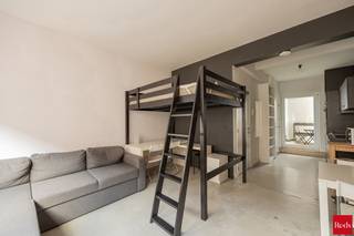 <div><strong>Stijlvolle en Instapklare Studio op Toplocatie in Hartje Antwerpen.</strong></div>
<div><span>Bent u op zoek naar een slimme investering of de ideale verblijfplaats voor een student in het bruisende centrum van Antwerpen? Zoek niet verder! Deze modern afgewerkte studio aan de Lange Nieuwstraat 141 biedt de perfecte combinatie van comfort, stijl en een onklopbare locatie.</span></div>
<div></div>
<div>Hoogtepunten van de Studio:</div>
<ul>
<li><span><span>Slimme Indeling:</span> Dankzij de strategische plaatsing van een <span>hoogwaardige hoogslaper</span> wordt de bewoonbare oppervlakte optimaal benut. Onder het bed is ruimte gecreëerd voor een functionele werkplek en extra opbergruimte.</span></li>
<li><span><span>Licht & Ruimte:</span> De studio geniet van een aangename lichtinval en een open gevoel. De witte muren in contrast met de zwarte accentwand van de keuken zorgen voor een eigentijdse, loft-achtige uitstraling.</span></li>
<li><span><span>Volledig Uitgerust:</span> Voorzien van een eigen, moderne kitchenette met kookplaat en combi-oven. De cozy badkamer is uitgerust met een eigen douche en toilet voor optimaal comfort.</span></li>
<li><span><span>Buitenruimte:</span> De studio beschikt over toegang tot een gezellig terras/buitenruimte, een zeldzame troef in de binnenstad.</span></li>
</ul>
<div></div>
<div>Toplocatie: Lange Nieuwstraat 141, 2de verdieping</div>
<div>Gelegen in de felbegeerde <span>studentenbuurt</span> rond de Stadscampus van de Universiteit Antwerpen en de nieuwe KdG hogeschool om de hoek.</div>
<ul>
<li><span><span>Alles binnen handbereik:</span> Op wandelafstand van de Meir, de Sint-Jacobskerk en talloze hippe koffiebars en restaurants.</span></li>
<li><span><span>Uitstekende bereikbaarheid:</span> Vlotte verbinding met het openbaar vervoer en op korte afstand van Antwerpen-Centraal.<br /></span></li>
<li><span>Op de tweede verdieping: </span><span>Inpandig gelegen en dus energetisch interessant. Dankzij de tweede verdieping ook rust gelegen met meer licht inval.</span></li>
<li><span>Extra troef:</span><span> De straat wordt momenteel volledig vernieuwd met het openbaarvervoer voor de deur en wordt midden 2026 volledig gebruiksklaar verwacht!</span></li>
</ul>
<div></div>
<div>Waarom investeren?</div>
<div>Deze studio maakt deel uit van een charmant pand dat zeer geliefd is bij studenten. Met een gemiddelde huurprijs voor studio's in Antwerpen rond de €650 (exclusief kosten) biedt dit object een <span>solide rendement</span>. Bovendien zijn studentenverblijven onder bepaalde voorwaarden vrijgesteld van de belasting op tweede verblijven.</div>
<div><span>Grijp deze kans en plan vandaag nog uw bezoek aan deze parel in het hart van de stad!<br /></span><span><br /></span><span>Voor meer info of een afspraak ter plaatse contacteer Xander via xander@reds.be of +32 497 18 10 84</span></div>