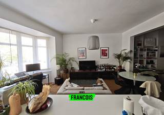 Dit stijlvol gerenoveerde appartement (2009) met een bewoonbare oppervlakte van 101 m² (EPC) bevindt zich op de eerste verdieping van een kleinschalige residentie met slechts vier entiteiten. Gelegen in het centrum van Koekelberg, op wandelafstand van het Elisabethpark, geniet u hier van een uitstekende ligging met alle voorzieningen zoals invalswegen klein ring, openbaar vervoer, scholen, basiliek en andere recreatieve mogelijkheden binnen handbereik.<br /><br />Het appartement verwelkomt u in een ruime en lichtrijke leefruimte met balkon waar comfort en gezelligheid centraal staan. Aansluitend vindt u een open, volledig uitgeruste keuken die naadloos aansluit bij de leefruimte. De volwaardige slaapkamer beschikt over een ensuite badkamer, voorzien van twee lavabo’s en een moderne inloopdouche. Verder is er nog een praktische berging met aansluiting voor een wasmachine. Een kelder en een zolderuimte vervolledigt het appartement.<br /><br />Divers; dubbele/driedubbele beglazing in pvc raamprofiel, geen syndicus, verwarming op aardgas (recente nieuwe boiler (viessman)) sinds 5 jaar, parket en-mozaïekvloeren, elektriciteit conform en EPC D.<br /><br />Een ideale opportuniteit voor wie op zoek is naar een instapklaar appartement met karakter op een centrale locatie te Brussel.<br /><br />