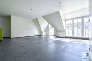 KNESSELARE - RICHTPRIJS - Ruim en modern woonappartement (bouwjaar 2020) met 2 slaapkamers en terras.<br />Het appartement beschikt over een praktische inkomhal met berging en apart toilet. Verder zijn er twee volwaardige slaapkamers en een badkamer uitgerust met een douche en lavabomeubel.<br />De grote, lichtrijke leefruimte sluit aan op een volledig ingerichte open keuken en geeft rechtstreeks toegang tot het zongerichte terras<br /><br />Richtprijs: 269.000 EUR -  De vermelde prijs is een richtprijs: ieder bod wordt voorgelegd aan de eigenaars, die al dan niet kunnen ingaan op het voorstel.<br /><br />Contacteer PERSPECTIEF VASTGOED – 7 op 7 bereikbaar – voor meer informatie of een bezoek.<br />Bel 050/550.750 of mail naar info@perspectiefvastgoed.be.