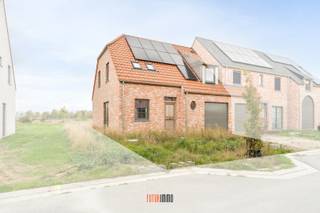 Ontdek het idyllische Ruiselede – de perfecte plek om te wonen!<br />Droom je van een woning waar rust en natuur samenkomen? Zoek dan niet verder dan Ruiselede! Deze prachtige gemeente is gelegen in het schilderachtige hart van West-Vlaanderen en biedt een unieke levensstijl voor iedereen die op zoek is naar de perfecte plek om te wonen.<br />Ruiselede staat bekend om zijn groene omgeving en adembenemende landschappen. Hier kun je genieten van eindeloze wandelingen en fietstochten door schilderachtige velden en bossen. Met een overvloed aan groene ruimtes en parken is Ruiselede de ideale plek voor gezinnen, sportliefhebbers en natuurliefhebbers.<br />Naast de natuurlijke schoonheid biedt Ruiselede ook een bruisend dorpsleven. Het centrum van de stad heeft een breed scala aan winkels, openbaar vervoer en andere voorzieningen en vrijetijdsbestedingen, er valt altijd wel iets te beleven voor jong en oud.<br />Bovendien is Ruiselede ook zeer gunstig gelegen. Met goede verbindingen naar nabijgelegen steden zoals Brugge, Kortrijk en Gent, alsook naar de kust, kunt u genieten van het beste van beide werelden – de rust en schoonheid van het platteland en de bruisende stedelijke ervaring binnen handbereik.<br />De energiezuinige woningen zijn niet alleen van een hoge kwaliteit, maar bieden ook minstens 3 slaapkamers en een slimme indeling. Daarnaast hebben ze allemaal een mooie privétuin en een handige inpandige garage.<br />De buitenschil van de woningen werd bepaald en kan niet worden veranderd. Echter, voor de binnenafwerking heeft u de mogelijkheid om uw eigen keuzes te maken. Dit omvat zaken zoals de vloer- en wandtegels, sanitaire toestellen, binnendeuren en -trappen,…<br />U kunt uw persoonlijke smaak en stijl laten zien door te kiezen voor afwerkingen die bij u passen en de sfeer en functionaliteit van de ruimtes compleet maken. Door deze personalisatiemogelijkheden kunnen bewoners zich echt thuis voelen in hun nieuwe woning !<br /><br />De vermelde prijzen zijn voor een afgewerkte woning volgens lastenboek (excl. kosten).<br /><br />Interieurfoto's zijn van de modelwoning - ter illustratie!<br />Meer info en/of een plaatsbezoek, neem gerust contact op 0470 50 50 50 of info@futurimmo.be !