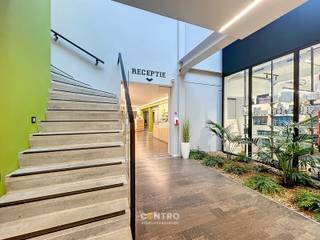 <u><strong>INDELING:</strong></u><br /><strong><em>Gelijkvloers:</em></strong><br />Gemeenschappelijk: 25-tal parkeerplaatsen - centrale inkomhal - ontvangstbalie - wachtruimte - sanitair.<br />Privaat: Praktijkruimte (28m²) - lavabo - sanitair. <br /><br /><u><strong>AFWERKING: </strong></u><br />De kantoorruimten hebben vloerverwarming, zijn geschilderd, voorzien van LED-verlichting en voldoende stopcontacten.<br /><br /><u><strong>NUTSVOORZIENINGEN:</strong></u><br />Elektriciteit, stadswater, gas, ventilatiesysteem, internetaansluiting (Telenet).<br /><br /><u><strong>BESTEMMING:</strong></u><br />Audiologen, logopedisten, podologen, diëtisten, ergotherapeuten, logopedisten, etc. <br /><br /><strong><u>LIGGING:</u></strong><br />Langs de Diksmuidsesteenweg, een belangrijke invalsweg naar het centrum, en vlot bereikbaar vanaf de Ring.<br />De kantoren maken deel uit van een complex met o.a. Schiervelde Health Training (Kine Schiervelde), apotheek Schiervelde, een jobcoach en een diëtiste.<br /><br /><u><em><strong>Opmerkingen:</strong></em></u><br />- Forfait € 60/m voor internet, onroerende voorheffing en brandverzekering.<br />- Voorschot G+E: € 75/m met afrekening volgens werkelijk verbruik.<br />- Mogelijkheid om uw logo aan te brengen op de Totem.<br />- Onze ref. op <strong>www.centro.be</strong>: <strong>O0145-2</strong> of contacteer ons op <strong>050 70 01 02</strong>.<br />