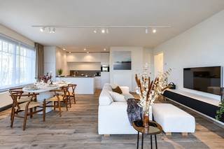 <p>Geweldig gelijkvloers appartement met ruim zuidgericht terras en schitterend zicht op Put van de Cloedt.<br /><br />Indeling: inkomhall, gastentoilet en vestiaire en berging. Ruime woonkamer met zuidgericht zonneterras en magnifiek zicht op het meer van Duinenwater.<br />Volledig geïnstalleerde moderne open keuken met eethoek.<br />Masterbedroom uitgerust met ingemaakte kasten. Tweede slaapkamer (tweepersoonsbed mogelijk).<br />Douchekamer met inloopdouche, dubbele lavabo en tweede toilet.<br /><br />Gemeenschappelijk fietsenlokaal is voorzien.<br />De ruime garagebox (24 m²) in dezelfde residentie moet verplicht worden mee gehuurd. Huurprijs: 150 euro/maand<br /><br />Niet inbegrepen: 3 maanden huurwaarborg<br />Exclusief: eind opkuis, 2de verblijfstaks en water, gas en elektriciteit. <br /><br />Aarzel niet om ons te contacteren voor meer informatie: tel. : 050 62 44 14 of via knokke@immax.be</p>