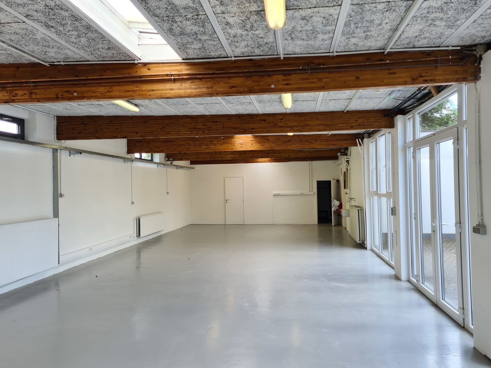 Showroom/kantoor met opslagruimte/magazijn buiten centrum - foto 1