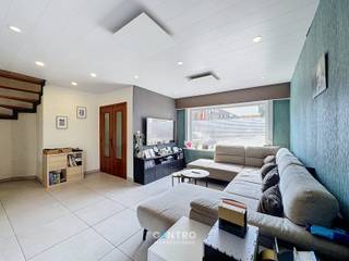 Instapklare halfopen bebouwing met 3 slpks, garage, zonnepanelen, leuke tuin en uitbreidingsmogelijkheden tot 5 slpks!<br /><br /><span><span><span><span><span><span><span><span><span><span><span><span><span><span>Welkom in deze verzorgde </span><span>halfopen bebouwing</span><span> gelegen te Uitkerke</span><span>, waar ruimte, comfort en een aangename ligging perfect samenkomen.</span></span></span></span></span></span></span></span></span></span></span></span></span></span><br /><span><span><span><span><span><span><span><span><span><span><span><span><span><span>Deze woning geniet van een rustige ligging met een </span><span>prachtig, open uitzicht over een groen parkje</span><span>, wat zorgt voor een aangenaam gevoel van rust en privacy. Tegelijk bevinden winkels, scholen, openbaar vervoer en belangrijke invalswegen zich op korte afstand.</span></span></span></span></span></span></span></span></span></span></span></span></span></span><br /><span><span><span><span><span><span><span><span><span><span><span><span><span><span>Bij het betreden van de woning wordt u verwelkomd in een lichtrijke leefruimte die aansluit op de </span><span>recente, kwalitatieve Dovy-keuken</span><span>, volledig uitgerust om aan alle hedendaagse woonwensen te voldoen. De verzorgde afwerking maakt dat u hier zonder zorgen uw intrek kunt nemen.</span></span></span></span></span></span></span></span></span></span></span></span></span></span><br /><span><span><span><span><span><span><span><span><span><span><span><span><span><span>Op de eerste verdieping bevinden zich </span><span>drie volwaardige slaapkamers</span><span>. Bovendien beschikt de woning over een </span><span>ruime zolder</span><span>, die tal van mogelijkheden biedt. Mits de nodige inrichting kan deze verdieping worden omgevormd tot een </span><span>vierde en zelfs vijfde slaapkamer</span><span>, een thuiskantoor of een polyvalente hobbyruimte. Ideaal voor wie op zoek is naar een woning die kan meegroeien met zijn gezin.</span></span></span></span></span></span></span></span></span></span></span></span></span></span><br /><span><span><span><span><span><span><span><span><span><span><span><span><span><span>De </span><span>ruime garage</span><span> biedt plaats aan uw wagen en extra opbergruimte voor fietsen, gereedschap of tuinmateriaal.</span></span></span></span></span></span></span></span></span></span></span></span></span></span><br /><span><span><span><span><span><span><span><span><span><span><span><span><span><span>Buiten geniet u van een </span><span>zuidgerichte tuin</span><span>, waar u de hele dag kunt ontspannen in de zon en in alle rust kunt genieten van het groen.</span></span></span></span></span></span></span></span></span></span></span></span></span></span><br /><span><span><span><span><span><span><span><span><span><span><span><span><span><span>De </span><span>zonnepanelen</span><span> zorgen voor een lagere energiekost, terwijl de </span><span>elektrische installatie conform de huidige regelgeving is goedgekeurd</span><span>, wat een belangrijke meerwaarde vormt.<br /><br /><strong>INDELING:<br /><u><em>Gelijkvloers:</em></u></strong><br />Inkomhal - living met volledig ingerichte recente 'Dovy'-keuken (O.a. met gasfornuis, combi-oven, dubbele spoelbak, frigo en vaatwasmachine) - afzonderlijk gastentoilet - ruime garage (met automatische sectionale poort) met bijhorende wasplaats - parkeerplaats - aangelegde en omheinde tuin met leuk zonneterras, tuinhuis en afgesloten met elektrische schuifpoort.<br /><br /><u><em><strong>Eerste verdieping:</strong></em></u><br />Nachthal - badkamer (O.a. met dubbel lavabomeubel, ligbad én douche) - afzonderlijk toilet - 3 volwaardige slaapkamers.<br /><br /><u><em><strong>Tweede verdieping:</strong></em></u><br />Ruime zolder.</span></span></span></span></span></span></span></span></span></span></span></span></span></span><br /><br /><u><span><span><span><span><span><span><span><span><span><span><span><span><span><span><strong>Opmerkingen:</strong></span></span></span></span></span></span></span></span></span></span></span></span></span></span></u><br /><span><span><span><span><span><span><span><span><span><span><span><span><span><span><span>- Halfopen bebouwing op een rustige locatie</span></span></span></span></span></span></span></span></span></span></span></span></span></span></span><br /><span><span><span><span><span><span><span><span><span><span><span><span><span><span><span>- Vrij uitzicht over een groen parkje.<br />- </span></span></span></span></span></span></span></span></span></span></span></span></span></span></span><span><span><span><span><span><span><span><span><span><span><span><span><span><span><span>3 volwaardige slaapkamers</span></span></span></span></span></span></span></span></span></span></span></span></span></span></span><br /><span><span><span><span><span><span><span><span><span><span><span><span><span><span><span>- Ruime zolder met mogelijkheid tot 4de en 5de slaapkamer</span></span></span></span></span></span></span></span></span></span></span></span></span></span></span><br /><span><span><span><span><span><span><span><span><span><span><span><span><span><span><span>- Recente, volledig uitgeruste Dovy-keuken</span></span></span></span></span></span></span></span></span></span></span></span></span></span></span><br /><span><span><span><span><span><span><span><span><span><span><span><span><span><span><span>- Ruime garage</span></span></span></span></span></span></span></span></span></span></span></span></span></span></span><br /><span><span><span><span><span><span><span><span><span><span><span><span><span><span><span>- Zonnepanelen</span></span></span></span></span></span></span></span></span></span></span></span></span></span></span><br /><span><span><span><span><span><span><span><span><span><span><span><span><span><span><span>- Conforme elektrische installatie.<br />- Spouwmuren geïsoleerd!</span></span></span></span></span></span></span></span></span></span></span></span></span></span></span><br /><span><span><span><span><span><span><span><span><span><span><span><span><span><span><span>- Instapklare woning met uitbreidingspotentieel.<br />- Vlotte bereikbaarheid en nabij winkels, scholen en openbaar vervoer.<br />- De eerste verdieping wordt gedeeltelijk verwarmd met een condensatieketel op aardgas, als de rest van de woning op een gelijkaardige manier zou verwarmd worden zou de epc-score gewijzigd worden naar Epc C.</span></span></span></span></span></span></span></span></span></span></span></span></span></span></span><br /><br /><br /><span><span><span><span><span><span><span><span><span><span><span><span><span><span>Bent u op zoek naar een instapklare gezinswoning met veel ruimte, een zonnige tuin en de mogelijkheid om in de toekomst extra slaapkamers te creëren? Dan is deze halfopen bebouwing beslist een unieke opportuniteit. Contacteer ons vandaag nog voor meer informatie of een bezichtiging en ontdek zelf alle troeven die deze woning te bieden heeft: 050/70.01.02 - info@centro.be.</span></span></span></span></span></span></span></span></span></span></span></span></span></span>