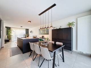 Rustig gelegen én verrassend ruime woning met dubbele garage en handige uitweg achteraan, ideaal voor wie comfort en vlot woonplezier zoekt. Je...