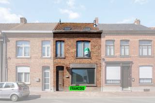 In de dorpskern van Roesbrugge bevindt zich deze aangename woning. Deze woning is afgewerkt in hoogwaardige duurzame materialen en is bijgevolg...
