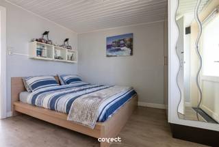 Op amper 800m van het strand en de zee en vlakbij het commerciële centrum van De Haan, vindt u dit appartement met 1 slaapkamer. Met zijn uitstekende ligging in de groene omgeving van Park Atlantis, is dit appartement ideaal voor wie op zoek is naar rust. Park Atlantis biedt heel wat troeven: gratis parkeergelegenheid, gemeenschappelijke fietsenberging en heel wat recreatiemogelijkheden (tennisvelden, speeltuintjes, etc...),Kortom, de ideale plek om helemaal tot rust te komen nabij de charmante badstad 'De Haan'. Omvat: lichtrijke woonkamer met zonnig terras en open uitzicht, een geïnstalleerde open keuken, aparte slaapkamer met tweepersoonsbed en een badkamer met douche, lavabo en toilet. TROEVEN: • groene en rustige omgeving • gratis parkeergelegenheid • aparte private berging inbegrepen Dit appartement kan uw ideale vakantieverblijf zijn aan onze kust of uw perfecte investering. Domicilie niet toegestaan.📞 Contacteer Lorenzo voor een bezoek: 0492 08 08 08 – lorenzo@correctvastgoed.be👉 Online schattingstool: https://www.correctvastgoed.be/schatting