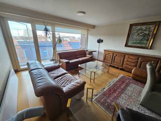 Super centraal gelegen appartement en bestaande uit hal met apart toilet, gezellige living, 2 slaapkamers en een badkamer. Tevens...