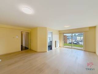 ANDERLECHT: Achter Westland Shopping en vlakbij winkels en openbaar vervoer, ruim appartement van ±86 m².Op de begane grond van een gebouw met lift:...