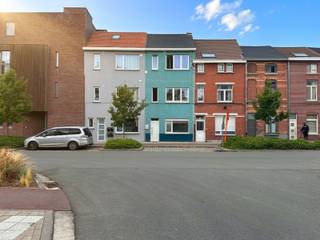 <p>Op een bijzonder gegeerde ligging langs de Zwijnaardsesteenweg, in de onmiddellijke nabijheid van meerdere universiteiten en belangrijke invalswegen, bevindt zich dit uitstekend onderhouden opbrengsteigendom bestaande uit drie volwaardige studio’s. Dankzij deze strategische locatie is het pand steeds zeer vlot verhuurd geweest, wat zich vertaalt in een stabiel en aantrekkelijk rendement voor investeerders.</p>
<p>Het gebouw werd doorheen de jaren omgevormd naar drie studio’s, elk voorzien van een eigen keuken en een volledig uitgeruste badkamer. Bovendien beschikt elke studio over individuele tellers, wat het beheer en de verhuur aanzienlijk vereenvoudigt. Op het gelijkvloers en de eerste verdieping bevindt zich telkens een praktische studio, terwijl de bovenste verdieping werd ingericht als een charmante duplexstudio.</p>
<p>Hoewel het pand oorspronkelijk gekend is als kamerwoning en zich vandaag in een niet-vergunde toestand bevindt, is de stedenbouwkundige overtreding intussen strafrechtelijk verjaard. Dit betekent dat het gebouw zonder zorgen verder kan worden geëxploiteerd als residentieel verhuurd opbrengsteigendom.</p>
<p>Het geheel verkeert in zeer goede staat en werd recent nog licht opgefrist, waardoor een nieuwe eigenaar meteen kan verdergaan met de verhuur zonder bijkomende investeringen. In combinatie met de uitstekende ligging en de blijvende vraag naar kwalitatieve woonunits in deze buurt, vormt dit pand een interessante opportuniteit voor wie op zoek is naar een zorgeloze en rendabele investering in Gent.</p>