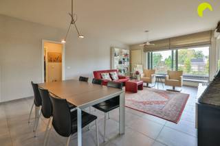 <p><span>Wij bieden u dit bijzonder verzorgde dakappartement, gelegen in een rustige, doodlopende straat op wandelafstand van het centrum van Kontich. </span></p><p><span>Winkels, openbaar vervoer en belangrijke invalswegen bevinden zich vlakbij.</span></p><p><span>De residentie wordt zeer goed onderhouden en bestaat grotendeels uit inwonende eigenaars. De maandelijkse gemeenschappelijke kosten bedragen ca. 135 en omvatten o.a. syndicus, lift, onderhoud van het gebouw en de gemeenschappelijke delen en de blokpolis. De meters voor gas, water en elektriciteit zijn individueel.</span></p><p><span> </span></p><p><span>Het appartement bevindt zich op de hoogste verdieping en geniet daardoor extra privacy, rust en een prachtige lichtinval. </span></p><p><span>De hoogwaardige afwerking, extra isolatie, superisolerende beglazing en de recent vernieuwde condensatieketel zorgen voor een aangenaam wooncomfort en een zeer gunstig EPC.</span></p><p><span> </span></p><p><span>Indeling:</span></p><p><span>We betreden het appartement in de inkomhal met veiligheidsdeur en apart gastentoilet. </span></p><p><span>De ruime leefruimte baadt in het licht en de grote ramen geven een zalig open gevoel en zicht op de omliggende boomtoppen.</span></p><p><span>Zowel via de leefruimte als via de inkomhal kunnen we het terras betreden. Dit loopt rondom het appartement en geeft steeds de mogelijkheid om te kiezen voor zon of schaduw.</span></p><p><span>Het appartement is uitgerust met een bijzonder kwalitatieve open keuken met ruim werkeiland, composieten werkblad en kwalitatieve Miele- en Novy-toestellen. </span></p><p><span>Aansluitend is er een handige berging met aansluiting voor wasmachine en droogkast.</span></p><p><span>Via de nachthal bereiken we de 2 slaapkamers waarvan de grootste is voorzien van een volledige ingebouwde kastenwand.</span></p><p><span>Centraal is er de ruime badkamer met ligbad én douche, een dubbel lavabomeubel en een tweede toilet.</span></p><p><span>Bij het appartement hoort bovendien nog een private berging in de traphal, een ondergrondse parkeerplaats vlak bij de lift, een gekoppelde private berging en een toegewezen plaats in de fietsenstalling.</span></p><p><span> </span></p><p><span>De grootste troeven opgesomd:</span></p><ul><li><span>Rustige ligging in een doodlopende straat, nabij centrum Kontich</span></li><li><span>Penthouse appartement op de hoogste verdieping: privacy en veel lichtinval</span></li><li><span>Ruim terras met weidse uitzichten en keuze tussen zon of schaduw</span></li><li><span>Hoogwaardige afwerking en minutieus onderhouden</span></li><li><span>Inbegrepen autostaanplaats + 2 private bergingen + fietsenstalling</span></li></ul><p><span> </span></p><p><span>EPC: 137 kWh/m² jaar - B-label  -  Elektriciteit conform</span></p><p><span>Waterinfo: G-score A - P-score A</span></p><p><span> </span></p><p><span>Voor een bezoek ter plaatse kan u ons contacteren op het nummer 03 449 42 41 of mail ons via hallo@habicom.be</span></p><p><span>Benieuwd naar de waarde van jouw woning?  Check het gratis op www.watismijnhuiswaard.be</span></p><p><span> </span></p>