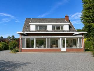 <p><span>TE RENOVEREN VILLA OP EEN PRACHTIG TERREIN<br />Op een uitzonderlijke topligging, midden in het groen en in een bijzonder rustige straat, bevindt zich deze ruime te renoveren villa op een prachtig perceel van maar liefst 2.059 m². Deze eigendom biedt een unieke kans voor wie op zoek is naar een woning met karakter, ruimte en een enorm potentieel om volledig naar eigen smaak te renoveren en in te richten.</span></p><p><span>De woning beschikt over een royale leefruimte met veel natuurlijke lichtinval, een afzonderlijke keuken met eetplaats en een aangename veranda die uitkijkt op de schitterende tuin. Verder zijn er vier volwaardige en ruime slaapkamers aanwezig, ideaal voor grotere gezinnen of voor wie extra ruimte wenst voor een bureau of hobbykamer. Een absolute troef is de zeer grote zolderverdieping, die momenteel nog volledig naar wens kan worden ingericht en bijkomende woonruimte creëert. Daarnaast beschikt de woning over een ruime garage en een kleine kelder.</span></p><p><span>De prachtige tuin rondom de woning zorgt voor een oase van rust en privacy, terwijl de vlotte bereikbaarheid naar belangrijke invalswegen een uitstekende verbinding garandeert.</span></p><p><span>Hoewel de woning een totaalrenovatie vereist, vormt de goede structurele basis een uitstekende uitgangspositie voor een ambitieus renovatieproject. Bovendien biedt het perceel mogelijkheden om de woning verder uit te breiden, afhankelijk van de geldende stedenbouwkundige voorschriften.</span></p><p><span>Technisch dient rekening gehouden te worden met een asbesthoudend dak, het ontbreken van centrale verwarming, deels enkele beglazing en de noodzakelijke modernisering van de woning in haar geheel.</span></p><p><span>Bent u op zoek naar een villa met uitzonderlijke ligging, veel ruimte en eindeloze mogelijkheden om uw droomwoning te realiseren? Dan is deze eigendom absoluut een bezoek waard.</span></p>