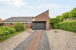 <p>Karaktervolle en ruime villa met 3 slaapkamers, prachtig gelegen in een rustige omgeving. <br /><br />Deze instapklare woning combineert charme, comfort en energiezuinig wonen dankzij onder meer een zonneboiler, regenwaterrecuperatie en airconditioning.<br /><br />Geniet van een mooie, zonnige tuin met veel privacy, een garage en tal van praktische bergruimtes. <br /><br />Een ideale thuis voor wie op zoek is naar ruimte, karakter en comfort op een mooie ligging. 🌿</p>