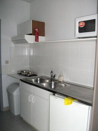 <p>Spacious and bright student studio (46 m²) in Wilrijk<br />Cozy and bright 46 m² student studio, ideal for students. The studio is quietly located on the ground floor at the rear of the building, away from the street, and features its own kitchen and bathroom. The individual central heating boiler was recently replaced, ensuring comfortable and energy-efficient heating.<br />Gas, electricity, and water are billed via individual meters, so you only pay for your own usage.<br />There is a locked bike storage area, ideal for safely storing a bike or electric scooter.<br />Direct debit is available.<br />The studio is in an excellent location with easy access to the University of Antwerp (Drie Eiken Campus), the UZA, and public transportation.</p>