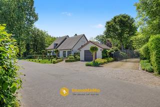 Verscholen op een <strong>uitzonderlijk perceel</strong> van <strong>10.397 m²</strong> bevindt zich deze <strong>stijlvolle villa in Wachtebeke waar luxe, comfort en absolute privacy</strong> samenkomen. Omgeven door een <strong>prachtig aangelegd parkdomein</strong> geniet u hier elke dag van een unieke woonbeleving, midden in het groen en zonder inkijk.<br /><br />De tuin is zonder twijfel het pronkstuk van deze eigendom. <strong>Majestueuze bomen, een sierlijke vijver, kleurrijke beplanting, een wandelpad en sfeervolle verlichting</strong> creëren een idyllisch decor dat elk seizoen tot zijn recht komt. Het ruime, deels overdekte terras nodigt uit om het hele jaar door in alle rust van deze uitzonderlijke buitenomgeving te genieten.<br /><br />Ook de <strong>woning straalt klasse en kwaliteit uit</strong>. Met een <strong>bewoonbare oppervlakte van 218 m²</strong> werd elk detail <strong>afgewerkt met duurzame, hoogwaardige materialen</strong>. Grote raampartijen zorgen voor natuurlijk licht en bieden vanuit vrijwel elke ruimte een prachtig zicht op de tuin.<br />De gezellige leefruimte met gashaard sluit aan op de <strong>keuken, afgewerkt met kwalitatieve materialen en elegante autolakfronten</strong>. Vanuit de keuken geniet u van een rustgevend uitzicht op het groen. Aansluitend bevindt zich een ingebouwde kluis, die desgewenst verwijderd kan worden om de ruimte verder uit te breiden.<br /><br /><strong>Op de verdieping</strong> bevinden zich <strong>twee ruime slaapkamers met ingemaakte kasten, een aparte dressing en een luxueuze badkamer</strong> met wellnessbad, dubbele lavabo en hoogwaardige afwerking. Op het gelijkvloers vindt u een <strong>afzonderlijk bureau dat perfect kan dienen als derde slaapkamer, evenals een tweede badkamer</strong> met douche en wastafel.<br />De <strong>ruime zolder met elektriciteit</strong> biedt tal van mogelijkheden voor extra opslag of een toekomstige invulling. Verder beschikt het domein over een <strong>garage, carport en tuinhuis</strong>.<br /><br /><strong>Technische troeven:</strong><br />- elektrische rolluiken<br />- alarmsysteem<br />- volledige domotica<br />- hoogwaardige afwerking <br />- epc C<br /><br />Heeft u interesse of wenst u meer info?<br /><strong>GSM: 0492 97 47 00 of e-mail: nathalie@immomamo.be</strong>