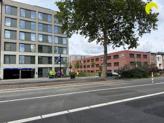 <p><span>Casco kantoorruimte te huur voor vrije beroepen in nieuwbouwcomplex Stadsterras!</span></p><p><span>In het prestigieuze nieuwbouwcomplex Stadsterras bevindt zich deze gelijkvloerse kantoorruimte, ideaal voor vrije beroepen. Dankzij de centrale ligging, vlak naast het park en op wandelafstand van bus-, tram- en treinstation, geniet deze commerciële ruimte van een uitstekende bereikbaarheid. Bovendien bevindt de ondergrondse Indigo-parking zich vlakbij, wat zorgt voor extra parkeergemak voor u en uw bezoekers. Horeca is niet toegelaten.</span></p><p><span>Indeling:</span><span><br />De kantoorruimte is toegankelijk via de rechter inkomdeur van het gebouw. Binnenin wordt de ruimte deels casco opgeleverd, zodat u deze volledig naar eigen wens kan inrichten. De vloer wordt nog afgewerkt met een stijlvolle visgraatlaminaat, wat zorgt voor een moderne en professionele uitstraling.<br />Verder beschikt de ruimte over een apart toilet (reeds geïnstalleerd), airconditioning (reeds geïnstalleerd) en een rechtstreekse toegang tot de ondergrondse parking, wat het dagelijks gebruik extra comfortabel maakt.</span></p><p><span>Nuttige informatie:</span><span><br />· Onmiddellijk beschikbaar<br />· Provisie elektriciteit & water: 150€/maand<br />· Huurwaarborg: 3 maanden<br />· Plaatsbeschrijving: 225€ (per partij)<br />· EPC: EPB in aanvraag. E-peil 30 volgens vergunning</span></p><p><span> </span></p><p><span>Voor een bezoek ter plaatse kan u ons contacteren op het nummer </span><span>03 449 42 41</span><span> of surf naar </span><span><span>www.habicom.be</span></span><span>.</span></p>
