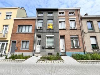 Deze rijwoning, gelegen nabij treinstation Nekkerspoel omvat een inkomhal welke uitgeeft in de living met aansluitend keuken en koer/terras.Op...