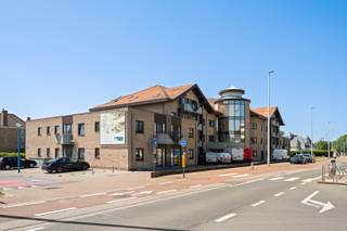 <p>Te koop: gelijkvloers appartement in het centrum van Sint-Idesbald, op de Koninklijke Baan, nabij groene omgeving en openbaar vervoer.</p>

<p> </p>

<p>Dit open appartement biedt rechtstreeks toegang vanaf de straat, ideaal voor wie comfort en bereikbaarheid belangrijk vindt. De woning is te renoveren naar eigen smaak, waardoor u uw persoonlijke stijl volledig kunt realiseren. Gelegen in het levendige centrum, met winkels, horeca en het strand op korte afstand, geniet u hier van een praktische ligging en een aangename woonomgeving.</p>

<p> </p>

<p>Belangrijkste ruimtes:<br />• Woonkamer met directe toegang tot buiten, veel lichtinval.<br />• Keuken, klaar voor renovatie en inrichting naar eigen wensen.<br />• Slaapkamer, voldoende ruimte voor een dubbel bed.<br />• Badkamer met basisvoorzieningen.<br />• Inkomhal met toegang tot alle vertrekken.</p>

<p> </p>

<p>Troeven:<br />• Gelijkvloers met rechtstreeks toegang.<br />• Te renoveren naar eigen smaak.<br />• Centrale ligging nabij strand, winkels en openbaar vervoer.</p>

<p> </p>

<p>Neem vandaag nog contact op met uw ERA-makelaar voor een bezoek.</p>

<p> </p>

<p>JOUW DROOMAPPARTEMENT. ZO GEVONDEN!</p>