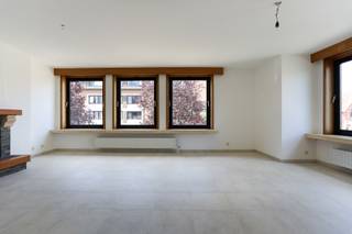 Dit recent gerenoveerd appartement is mooi gelegen aan het marktplein van Haasdonk, op wandelafstand van winkels, scholen en vlakbij de E17...