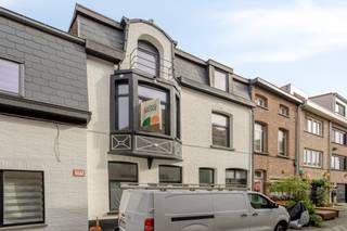 <p>Wie houdt van ruimte, karakter en een centrale ligging, vindt in deze woning aan de Lange Heistraat in Mechelen een heerlijke thuisbasis. Dit pand uit 1930 wordt volledig gerenoveerd opgeleverd in 2026 en combineert de charme van weleer met een hedendaags, instapklaar wooncomfort. De rustige, residentiële buurt middenin het centrum zorgt voor een aangename balans tussen groen gevoel en stedelijk gemak, en spreekt zowel gezinnen als mensen die extra ruimte zoeken aan.</p><p>Bij binnenkomst verwelkomt een ruime inkomhal van 5,7 m², mooi gescheiden van de leefruimte voor een vlotte indeling. De leefruimte van 14 m² sluit aan op een volledig ingerichte keuken van 11,7 m², ideaal om samen te koken en te tafelen. Een gastentoilet op het gelijkvloers maakt het plaatje compleet, net als de inpandige garage van 13 m². <br />Via de nachthal op de eerste verdieping bereik je drie slaapkamers (10,5 m², 15,7 m² en 11,8 m²) en een badkamer met douche van 6 m². <br />Op de tweede verdieping vind je nog eens drie slaapkamers (11,8 m², 13,7 m² en 10,1 m²) en een tweede badkamer, deze keer met ligbad, eveneens 6 m². Met in totaal zes slaapkamers en twee badkamers biedt deze woning van 145 m² netto bewoonbare oppervlakte volop flexibiliteit voor een groot gezin, thuiswerk of een inwonende tiener.</p><p>Achteraan geniet je van een tuin met terras, 37 m² groot en oost georiënteerd, perfect voor een rustige ochtendkoffie in de zon. Er is tevens een buitenberging aanwezig. De totaalrenovatie in 2026 garandeert een instapklare woning met centrale verwarming op radiatoren en alle nutsvoorzieningen aanwezig: water, elektriciteit en gas. De voorgevel meet 7,5 meter breed, en het geheel is voorzien op een grondoppervlakte van 115 m². Er zijn zonnepanelen aanwezig met een thuisbatterij, wat zorgt voor een EPC-label A. We hebben een impressie gemaakt van de tuin: achtergevel is ondertussen geïsoleerd + afgewerkt met witte crepi. De tuinberging wordt nog voorzien van een nieuw dak. </p><p>De ligging is een troef op zich: winkels, scholen, openbaar vervoer, een station, sportfaciliteiten en invalswegen bevinden zich allemaal binnen handbereik, zodat je nooit ver hoeft te rijden voor je dagelijkse boodschappen of verplaatsingen. Deze combinatie van centrale bereikbaarheid en rustige woonomgeving is in Mechelen niet vanzelfsprekend.</p><p>Benieuwd hoe deze ruime gezinswoning er in het echt uitziet? Plan je bezoek in via onze website! </p>