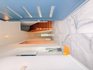 <strong>Ruime herenwoning met 5 slaapkamers.<br /><br />Indeling</strong><br />Bij binnenkomst in de woning kom je uit op een ruime en hoge hal. Deze heeft toegang tot de living, kelder, keuken en een apart toilet.<br />Op de benedenverdieping: De living en keuken zijn beide lichtrijk en geven een charmante herenhuis gevoel. Verder geeft ook beiden toegang tot de tuin.<br />Op de eerste verdieping bevindt zich de badkamer samen met drie ruime kamers.<br />Op het tweede verdiep zijn er nog twee kamers en een tweede badkamer. Hieruit heb je ook toegang tot de zolder met een vaste trap.<br /><br /><strong>Troeven:</strong>
<ul><li>Veel lichtinval</li><li>5 slaapkamers</li><li>gerenoveerd</li><li>comforme elektriciteit</li><li>tuin</li><li>kelder &amp; zolder</li><li>veel opbergruimte</li></ul>