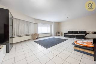 Zoek je naar een lichtrijk en ruim appartement op een absolute toplocatie? Dit op te frissen appartement, gelegen op de eerste verdieping van een kleinschalig gebouw met lift, biedt u het ultieme gemak van wonen in het hart van Oostmalle. Alles wat u nodig heeft is binnen handbereik: u loopt zo naar winkels, gezellige terrasjes en restaurants, en ook de rust van het Park van Oostmalle ligt om de hoek. Bovendien bevindt het openbaar vervoer zich vlakbij, wat zorgt voor een vlotte verbinding, en ook belangrijke invalswegen zijn snel bereikbaar. U woont hier met minimaal verlies van tijd en maximaal comfort.
Via de hal betreedt u de aangename, royale woonkamer die baadt in het licht en het hart van de woning vormt. Hiernaast bevindt zich de keuken.. Het appartement telt vervolgens twee grote, comfortabele slaapkamers en een badkamer voorzien van een bad. Daarnaast is een apart toilet aanwezig en beschikt de woning over een privé-terras om van de buitenlucht te genieten. Het geheel wordt compleet gemaakt door een externe garagebox (aan te kopen voor 24.000€), wat in het centrum zorgt voor een waardevolle, veilige parkeer- en opbergmogelijkheid. Dit appartement heeft enorm potentieel om, na renovatie naar eigen smaak, uw nieuwe, comfortabele en uitzonderlijk centraal gelegen thuis te worden!
Kan ook als investering. momenteel verhuurd aan 777€.
Fantastisch EPC: 146kWh/m² (Label B)
(Wg-Gvkr-Gvv-Vg-Gmo)