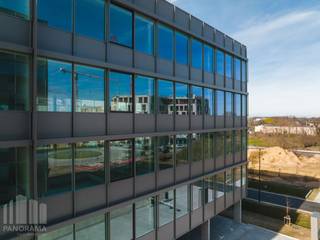 Phenomenally located offices with an area of 2,000 m² (and more) for rent on The Loop, barely 2 km from the E40/E17 interchange and near the R4 in Zwijnaarde. This unique location ensures excellent accessibility, both by car and public transport, and is just a few minutes from the centre of Ghent.<br /><br />The turnkey offices are located in two high-quality newly built BEN office buildings, one of which has four floors and the other five. Each of these floors is fully leased, allowing you to benefit from a spacious and efficiently equipped working area. <br />The buildings are connected by a centrally located central square, attractively and modernly designed as a relaxation area.<br />One of the absolute strengths of this project is its sustainability. The offices are equipped with a combination of innovative technologies such as a PV system, geothermal energy, climate ceilings and DALI-controlled lighting. Moreover, there are no fossil fuels.<br />Furthermore, the buildings have ample parking facilities, which is a big plus for both employees and visitors.<br /><br />The offices are available immediately. Establish your business in this exceptional environment and enjoy all the benefits this prime location has to offer. For more information or a no-obligation site visit, please contact PANORAMA B2B GENT KANTOREN on 09 225 09 02.
