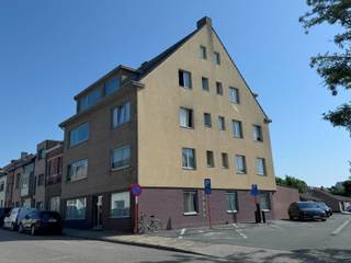 Centraal gelegen appartement op de 2e verdieping met een woonkamer, een keuken, een badkamer met lavabo, ligbad en toilet en 2 slaapkamers.Er kan...