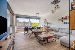 Het appartement is gelegen in een rustige straat in Edegem, op de tweede verdieping van een kleinschalig gebouw zonder lift - lage gemeenschappelijke lasten. Bij het betreden van het appartement komt u in de inkomhal met vestiaire. De ruime woon- en eetkamer geniet van veel natuurlijke lichtinval dankzij de grote raampartijen en sluit aan op de open keuken, die uitgerust is met hedendaags comfort en voldoende opbergkasten. Aansluitend aan de keuken bevindt zich een praktische bergruimte met aansluiting voor wasmachine en droogkast. Verder beschikt het appartement over een gastentoilet, twee slaapkamers en een badkamer ingericht met ligbad, douche en een dubbele lavabo met meubel. Achteraan op het gelijkvloers bevindt zich bovendien een privatieve garagebox. Bijzonderheden: EPC label B, Conforme EK installatie, Videofonie, deels elektrische rolluiken, ramen met HR-beglazing. De verkoper heeft zijn aandeel in de momenteel gekende kosten van de reeds goedgekeurde en geplande werken aan het gebouw via de VME financieel geregeld.