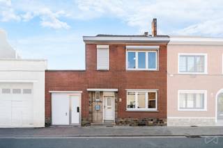 Contact et visites : Mattia Di Pisa – 0484 64 96 68  Maison 3 chambres de +- 120 m2 avec garage, grand jardin et grenier aménagé à Montignies-sur-Sambre  Située à Montignies-sur-Sambre, Rue Léopold 91, cette maison offre de beaux volumes et un cadre de vie calme, idéal pour une famille.  La maison se compose comme suit :  Au rez-de-chaussée, vous trouverez un espace salon et salle à manger, ainsi qu’une cuisine. À l’étage, un hall de nuit, deux chambres et une salle de bain. Le grenier a été aménagé en une troisième chambre, apportant un espace supplémentaire appréciable.  Le bien dispose également d’un garage pouvant accueillir deux véhicules, ainsi que d’un grand jardin, parfait pour profiter des extérieurs en toute tranquillité.  Informations techniques : • PEB : F • Électricité non conforme • Garage 2 voitures • Environnement calme  Vous recherchez une maison avec du potentiel dans un quartier paisible ? Ce bien pourrait correspondre à votre projet.  Contact et visites : Mattia Di Pisa – 0484 64 96 68  Descriptif à titre indicatif et non contractuel, sous réserve d’inexactitudes.