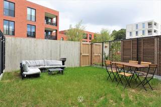 <p><span>GENT - Pieter Colpaertsteeg: Op zoek naar een energiezuinige nieuwbouwwoning te huur in Gent? Dan is dit pand mogelijk iets voor u.</span></p><p><span> </span></p><p><span>De belangrijkste troeven:</span></p><ul><li><span>Moderne strakke woonst met alle comfort</span></li><li><span>Rustig en centraal gelegen tussen de Coupure en de Nieuwewandeling</span></li><li><span>Groen, ruim en goed bereikbaar wonen op fietsafstand (3min) van centrum Gent</span></li><li><span>Gebruik van de publieke tuin van 2.000m² </span></li><li><span>Inclusief ondergrondse autostaanplaats + berging</span></li></ul><p><span> </span></p><p><span>Zo ziet de gelijkvloers eruit:</span><span> </span></p><p><span>Inkomhal met gastentoilet, technische berging (met aansluiting wasmachine) en plaats voor een vestiaire kast, een lichtrijke woon-en eetruimte met aansluitend een geïnstalleerde keuken (spoelbak, inductiekookplaat, dampkap, oven, koelkast  en vaatwasmachine). <br />De woonruimte geeft uit op het terras en stadstuin. De privé tuin komt uit in de publieke tuin van het project WATT waar u kan genieten van alle voordelen van deze groene site.</span></p><p><span> </span></p><p><span>Eerste verdieping: </span></p><p><span>De nachthal geeft uit tot de 3 slaapkamers (waarvan 1 met dressinghoek), badkamer (dubbele wasmeubel, douche en bad) en apart toilet.</span></p><p><span> </span></p><p><span>Belangrijk:</span></p><p><span>Dankzij de goede isolatie, warmtepomp en ventilatiesysteem type D is de woning uiterst energiezuinig. </span><span>Inclusief berging, fietsenstalling (kan afgesloten worden) en buurtschuur.</span></p><p><span> </span></p><p><span>Beschikbaar vanaf 1/12/2026. Domicilie verplicht.</span></p><p><span> Huurprijs: € 1590 + € 20 (gemeenschappelijke kosten). EGW afzonderlijk af te rekenen. </span></p><p><span> </span></p><p><span>Neem contact op met ons kantoor Axel Lenaerts voor een bezoek ter plaatse via onze website.</span></p><p><span> </span></p>